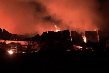 Biển lửa bao trùm xưởng gỗ sau nhiều tiếng nổ lớn