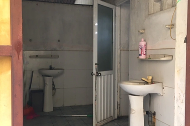 Phụ huynh "tá hỏa" phát hiện con nhịn đi vệ sinh ở trường đến phát sốt