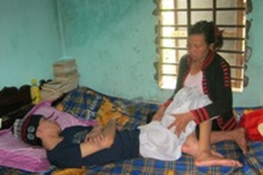 Góa phụ nghèo rao bán nhà đưa con đi ghép tủy