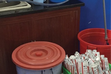 Bóc trần đường dây sản xuất khăn giấy ướt giả... trong nhà vệ sinh