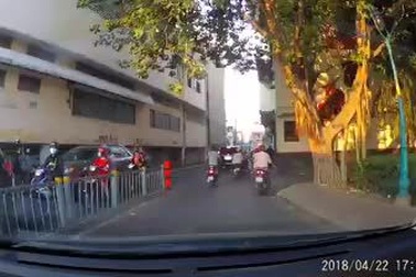 Hơn 20 người lăm lăm hung khí, dàn trận chém nhau giữa phố