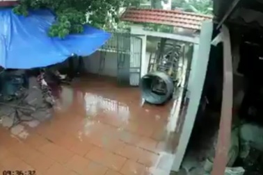 Tài xế xe nâng may mắn thoát nạn khi khối bê tông mái cổng đổ sập