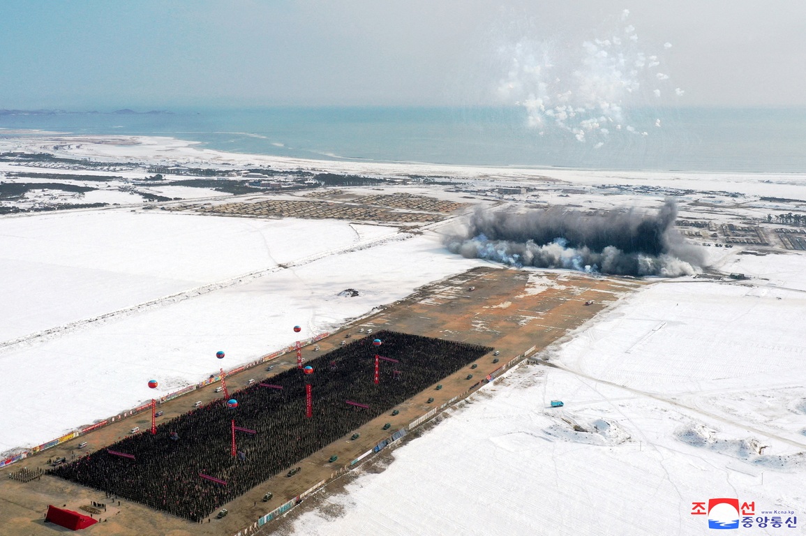 Biển người Triều Tiên vây quanh xe chở ông Kim Jong-un - 2 Biển người Triều Tiên vây quanh xe chở ông Kim Jong-un - 2