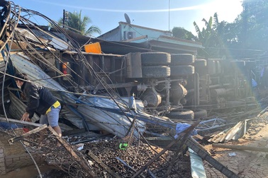 Xe tải tụt dốc đổ đè vào quán ăn làm 2 người chết, 6 người bị thương