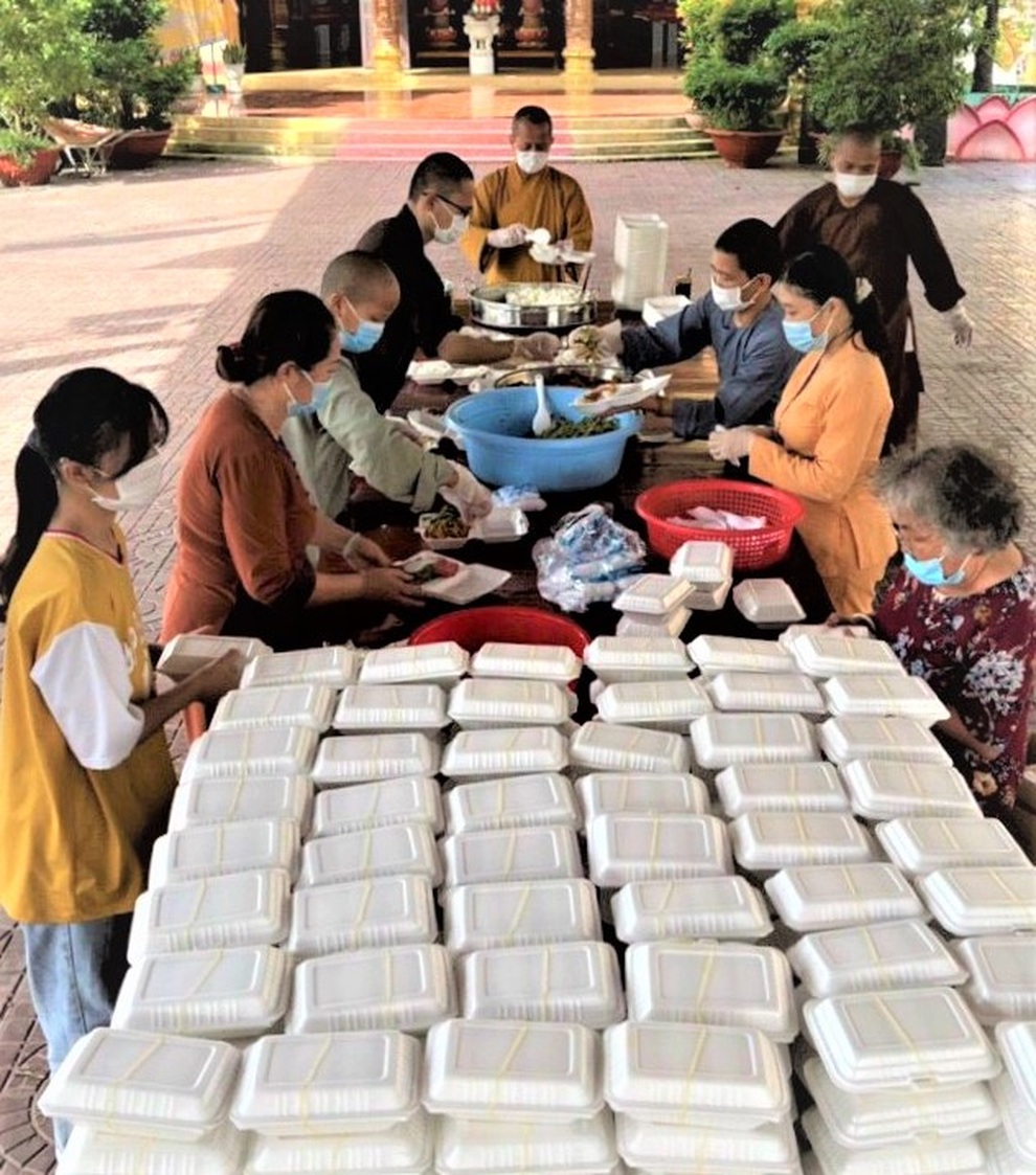 Tăng ni, phật tử nấu hàng ngàn suất cơm mỗi ngày cho người nghèo - 2 Tăng ni, phật tử nấu hàng ngàn suất cơm mỗi ngày cho người nghèo - 2