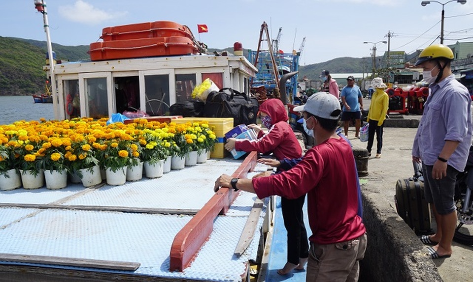 Dân xã đảo vượt sóng vào đất liền sắm Tết - 2 Dân xã đảo vượt sóng vào đất liền sắm Tết - 2