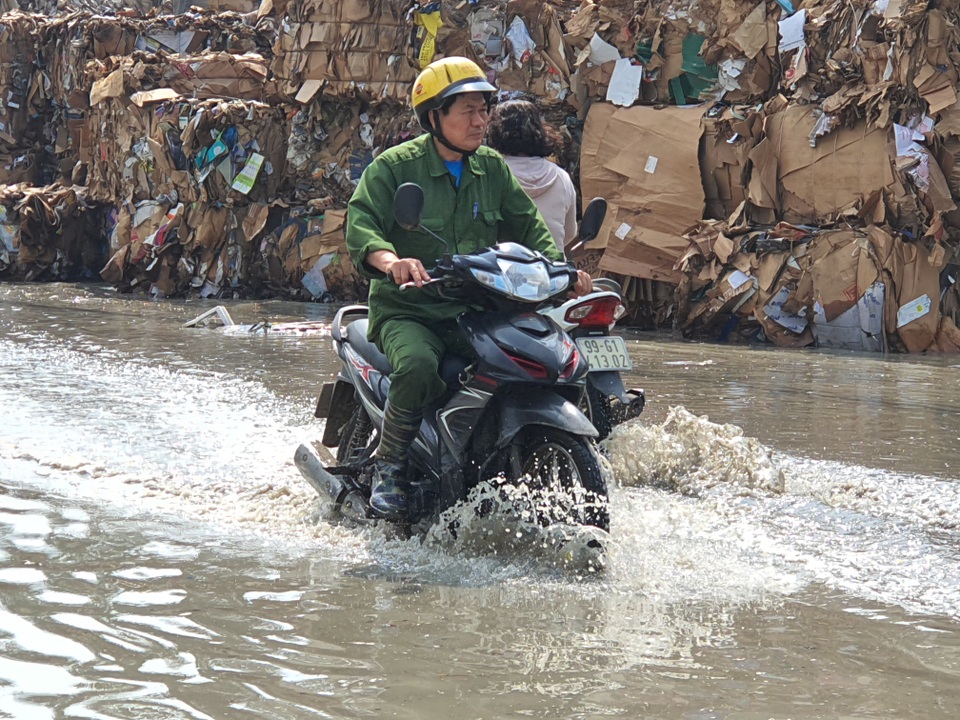 Doanh nghiệp xả thải bất chấp, đường và trường học mênh mông nước bẩn - 2 Doanh nghiệp xả thải bất chấp, đường và trường học mênh mông nước bẩn - 2