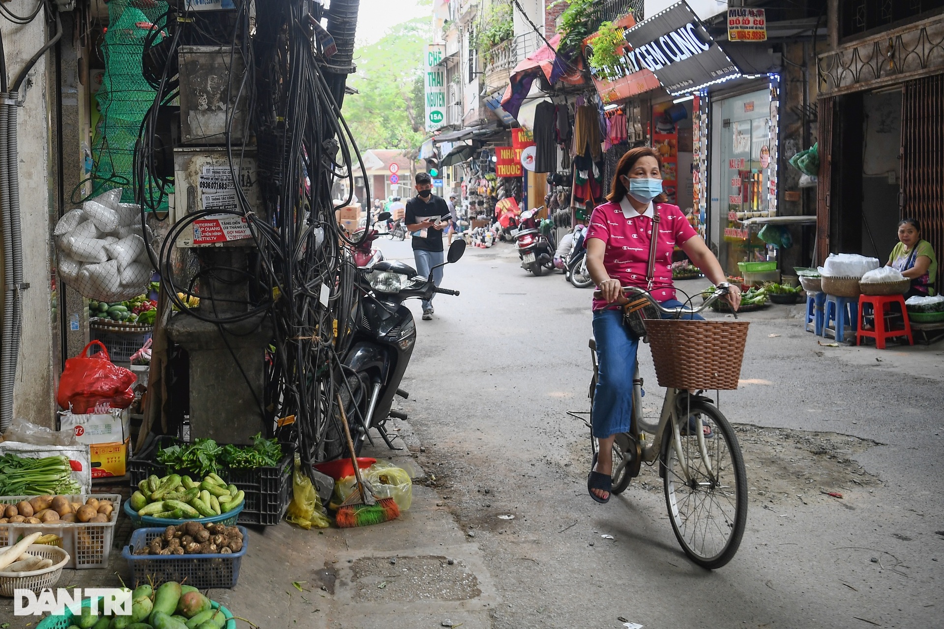 Dây điện, cáp viễn thông chăng mạng nhện khắp đường phố Hà Nội - 14 Dây điện, cáp viễn thông chăng mạng nhện khắp đường phố Hà Nội - 14