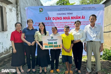 Ba mẹ con sống nhờ trong căn bếp ẩm thấp được xây nhà mới