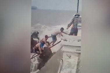 Clip cứu thành công du khách TPHCM bị nước biển cuốn trôi ở Cửa Lò