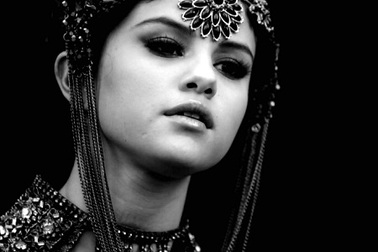 Selena Gomez bị “ném đá” vì vén váy khoe… mắt cá chân