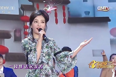 Triệu Vy khoe giọng hát