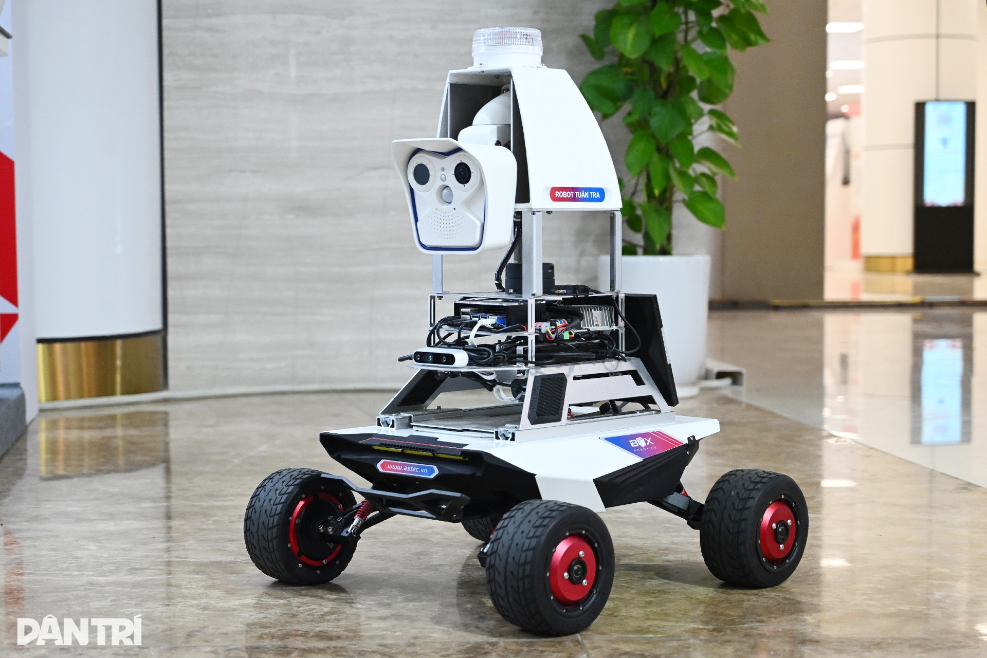 Seria robotów, bezzałogowych statków patrolowych o potężnych konfiguracjach Wyprodukowano w Wietnamie - 12 Loạt robot, UAV tuần tra cấu hình khủng Make in Vietnam - 12
