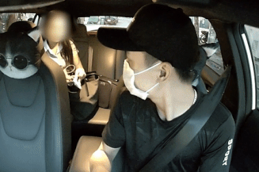 Nữ khách Tây mang thiếu tiền và phản ứng bất ngờ của tài xế Việt