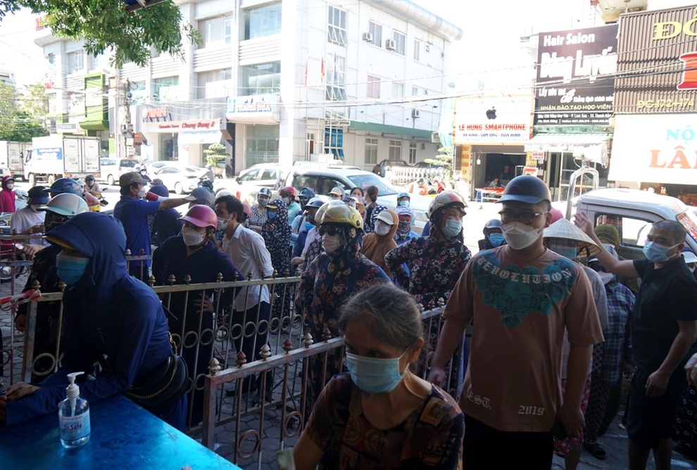 Người dân chen chúc mua bánh trung thu, chủ tiệm phải lập rào chắn - 3 Người dân chen chúc mua bánh trung thu, chủ tiệm phải lập rào chắn - 3