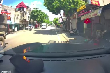 Người phụ nữ suýt gặp tai nạn vì bật xi-nhan kiểu "giương đông kích tây"