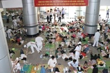 Hàng trăm công nhân nhập viện sau khi uống nước