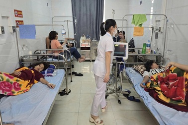 Hà Nội: 12 học sinh nhập viện sau khi uống nước ngọt miễn phí ở cổng trường