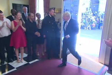 Ông Boris Johnson bước vào dinh thủ tướng Anh