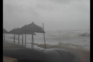 Sóng lớn liên tục dội vào bờ biển Cửa Đại sáng 4/11