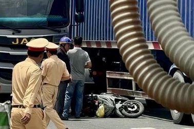 Hai mẹ con tử vong sau va chạm với xe đầu kéo container ở TPHCM