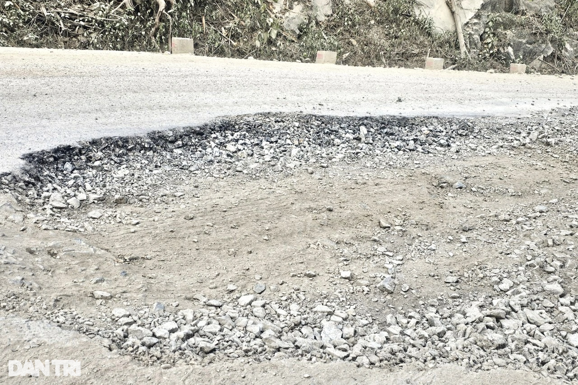 Quốc lộ 14D ở Quảng Nam bị xe tải cày xới, nát như tương - 3 Quốc lộ 14D ở Quảng Nam bị xe tải cày xới, nát như tương - 3