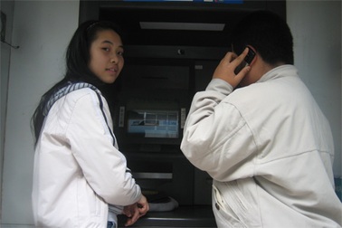 Khách hàng bức xúc vì hàng loạt máy ATM lại “tê liệt”