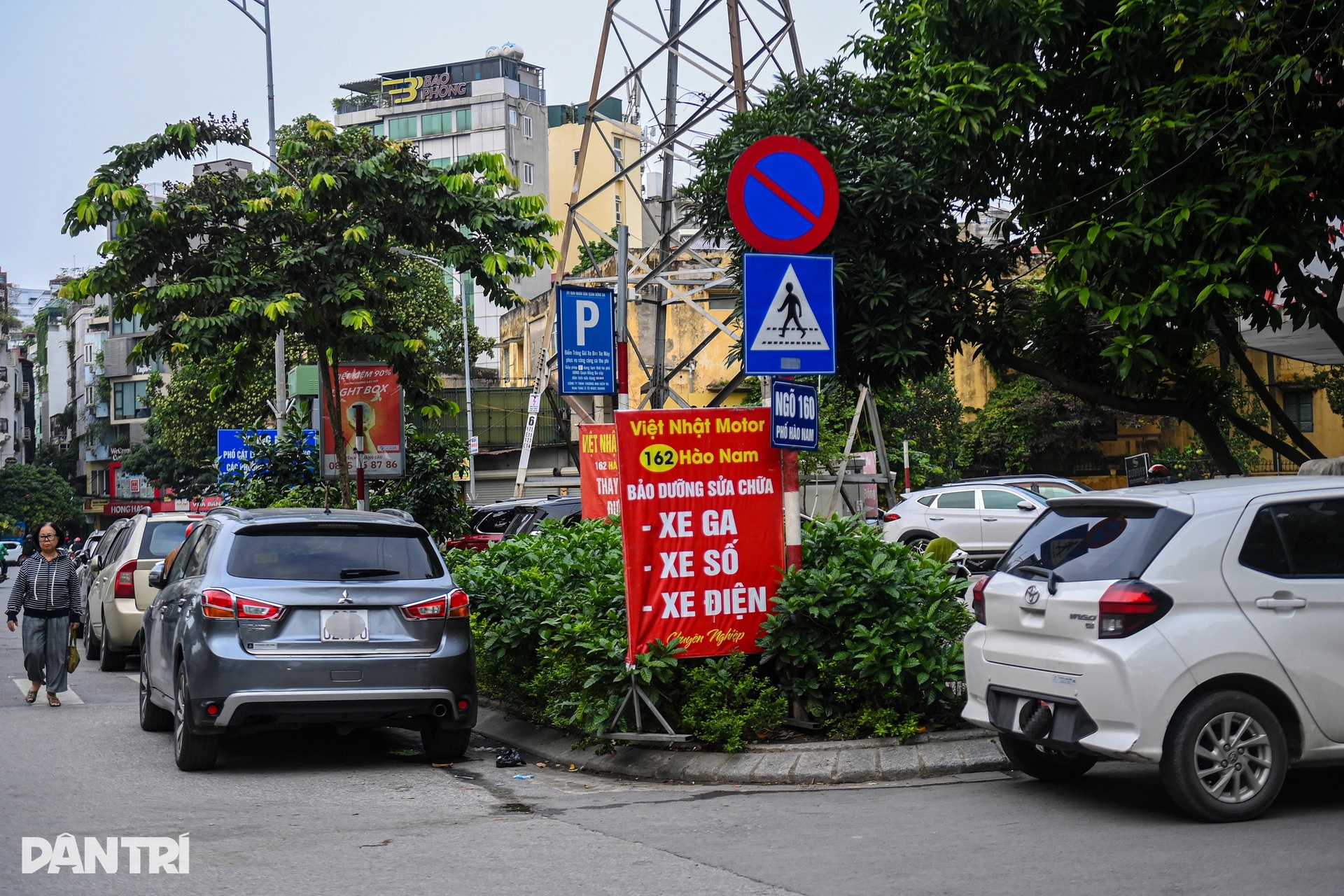 Hà Nội: Ô tô đỗ tràn lan lòng đường nhỏ hẹp, giao thông bị bóp nghẹt - 8 Hà Nội: Ô tô đỗ tràn lan lòng đường nhỏ hẹp, giao thông bị bóp nghẹt - 8