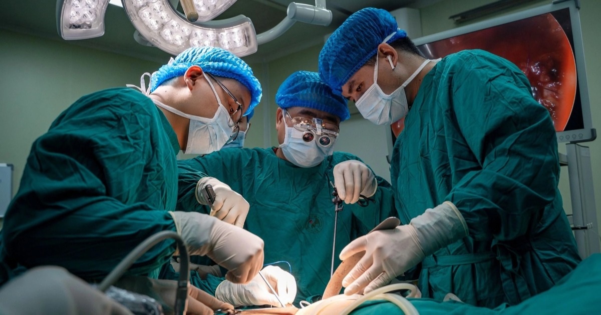 Cận cảnh 30 y bác sĩ giải cứu cô gái suy thận 10 năm không thể uống nước