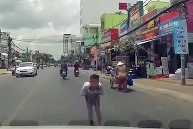 Cậu học trò lớp 4 ở Cần Thơ khoanh tay, cúi đầu cảm ơn tài xế