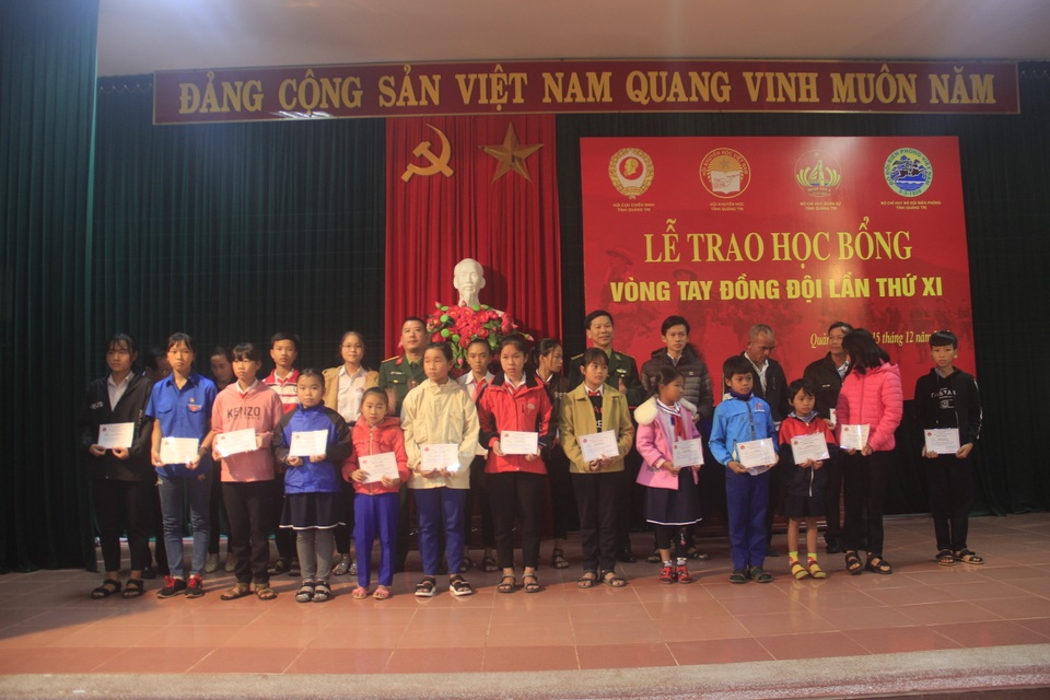 Trao học bổng cho gần 90 học sinh, sinh viên con em cựu quân nhân, gia đình chính sách - 3