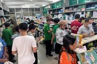 Khai giảng vẫn tất tả tìm sách giáo khoa, phải “trình” cả giấy khai sinh