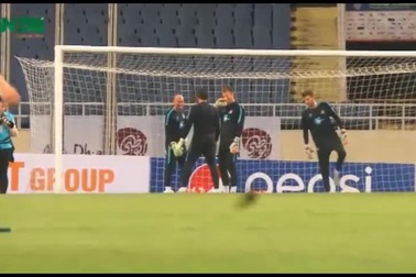 Thủ môn Joe Hart trổ tài bắt bóng trên sân Mỹ Đình