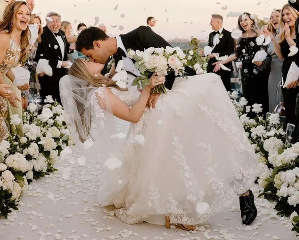 Hôn lễ cổ tích và bà xã xinh như minh tinh của người sói Taylor Lautner - 2 Hôn lễ cổ tích và bà xã xinh như minh tinh của người sói Taylor Lautner - 2