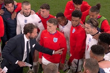 Ngôi sao đội tuyển Anh tiết lộ sự thật bất ngờ về loạt "đấu súng"