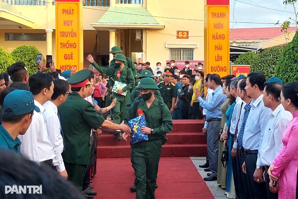 Hai thanh niên bỏ công việc, chức vụ, tình nguyện lên đường nhập ngũ - 8 Hai thanh niên bỏ công việc, chức vụ, tình nguyện lên đường nhập ngũ - 8