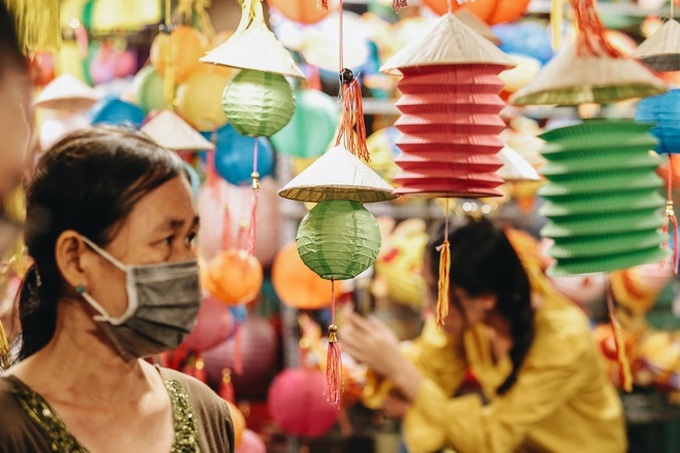 Người Sài Gòn đeo khẩu trang, đón Trung thu sớm trên phố lồng đèn - Ảnh 5. Người Sài Gòn đeo khẩu trang, đón Trung thu sớm trên phố lồng đèn - Ảnh 5.