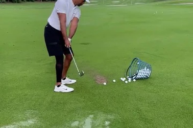 Tiger Woods tập luyện trở lại
