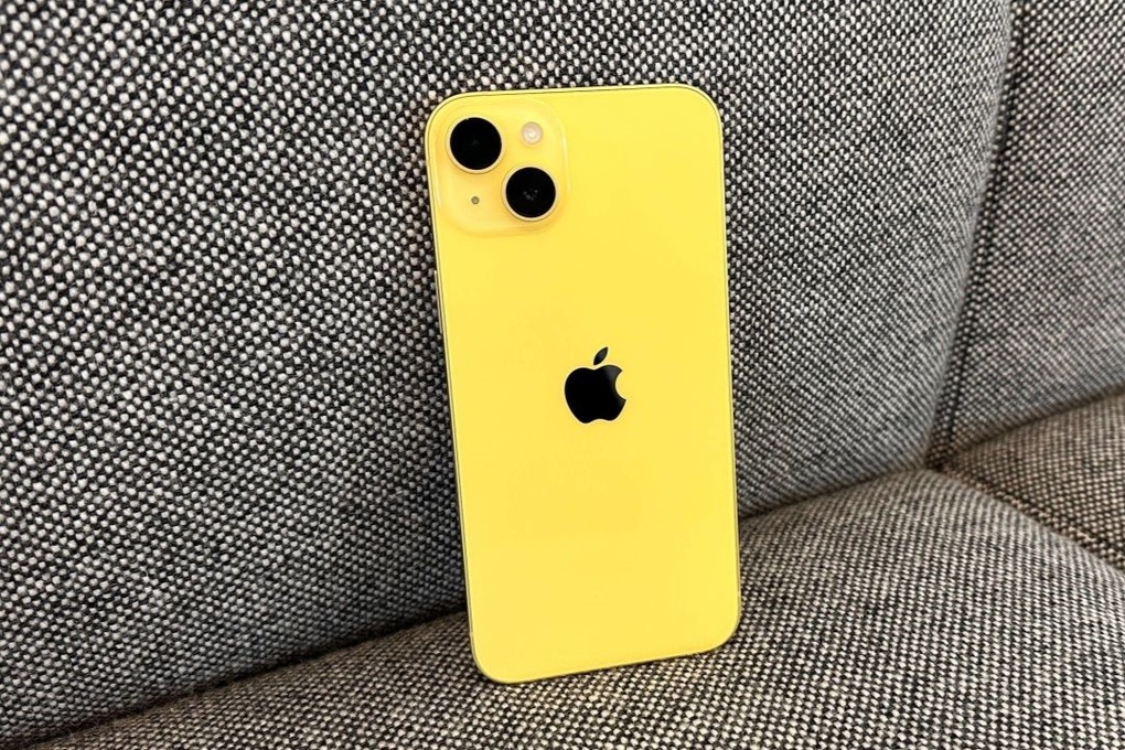 Cận cảnh iPhone 14 màu vàng mới - 1 Cận cảnh iPhone 14 màu vàng mới - 1