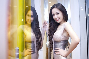Mai Phương Thúy khoe thân hình gợi cảm