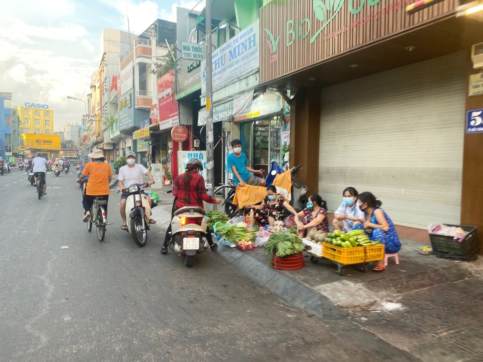 TPHCM: Giá rau xanh tăng vì hàng trăm khu chợ tạm đóng cửa - 3 TPHCM: Giá rau xanh tăng vì hàng trăm khu chợ tạm đóng cửa - 3
