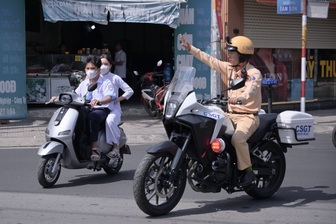 Xử phạt nhiều học sinh chạy xe không đội mũ bảo hiểm ở TPHCM