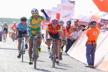 Nguyễn Vũ Linh cán đích đầu tiên tại Đất Mũi, giải xe đạp xuyên Việt 2018