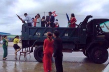 Màn vượt lũ rước dâu độc đáo bằng... xe ben