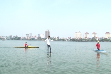 Ảo thuật gia đi bộ trên mặt nước hồ Tây