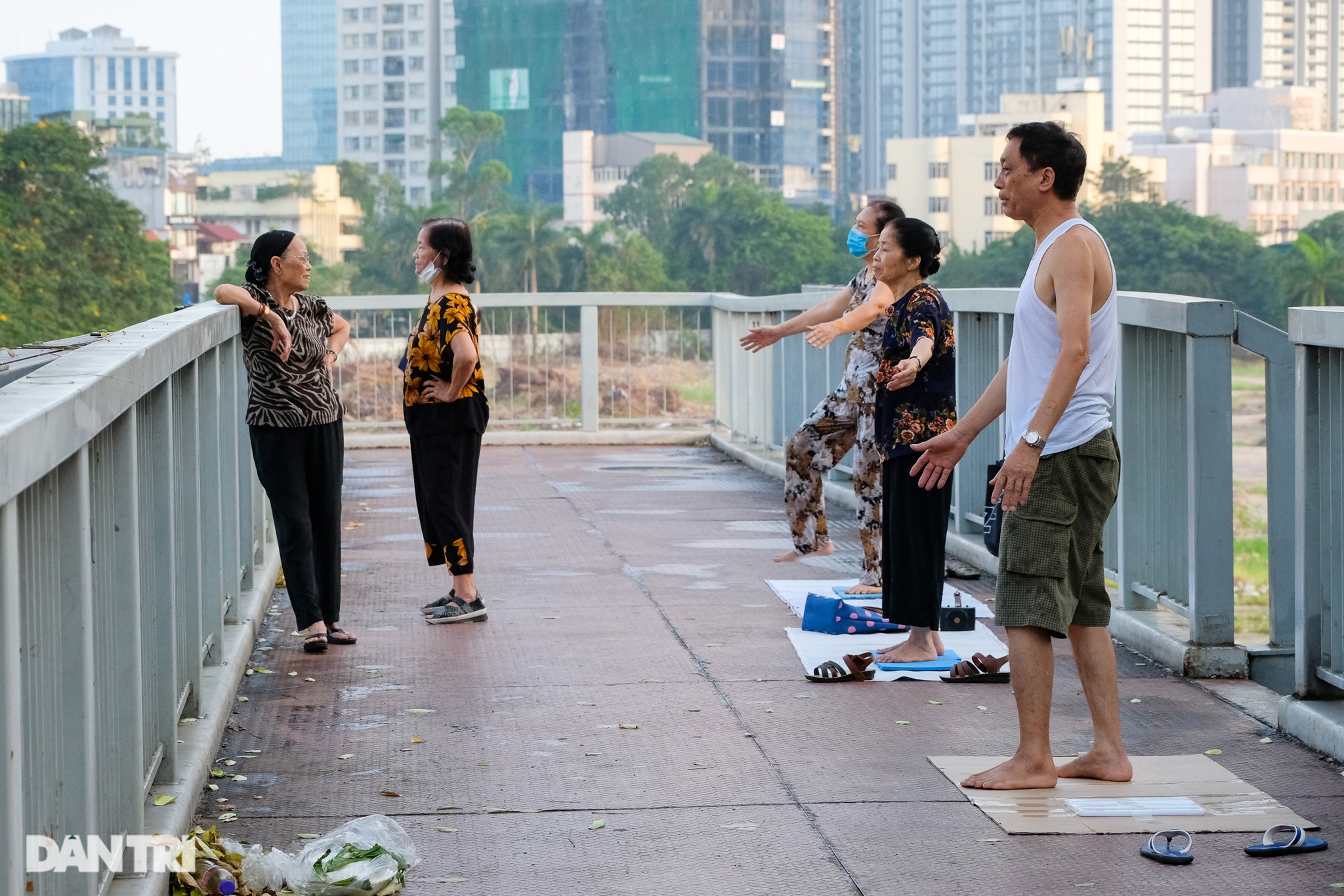 Hồ Gươm biến thành trường đua xe đạp, chật ních người đi bộ tập thể dục - 14 Hồ Gươm biến thành trường đua xe đạp, chật ních người đi bộ tập thể dục - 14