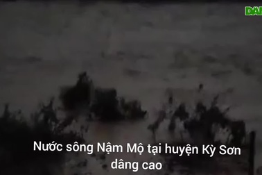Hàng trăm người dân chạy lũ trong đêm tại Nghệ An