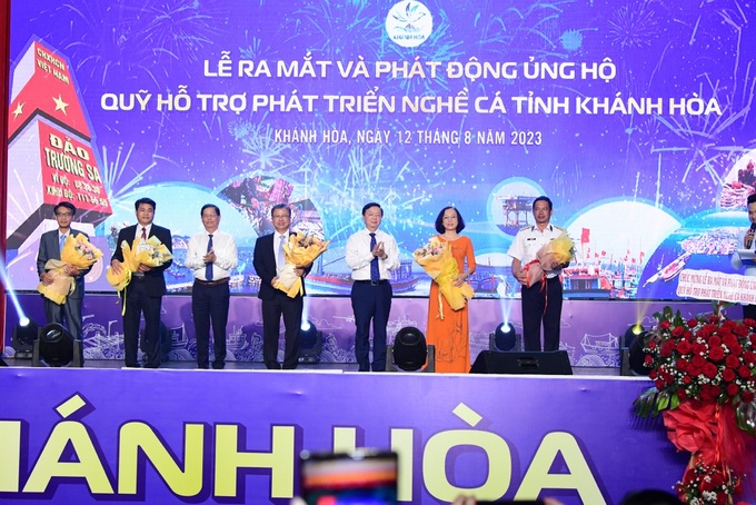 Phó Thủ tướng Chính phủ Trần Hồng Hà (thứ ba từ phải sang) và Chủ tịch UBND tỉnh Khánh Hòa Nguyễn Tấn Tuân tặng hoa chúc mừng các thành viên của Quỹ Hỗ trợ phát triển nghề cá Khánh Hòa ra mắt.