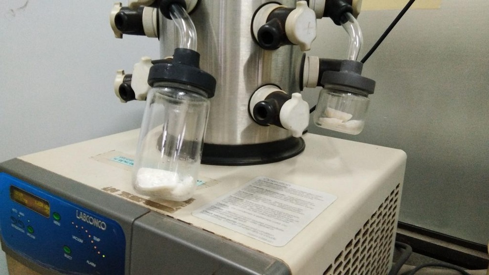 Sinh viên Bách khoa Hà Nội chế tạo vật liệu lọc nước nhiễm xăng dầu - 3 Sinh viên Bách khoa Hà Nội chế tạo vật liệu lọc nước nhiễm xăng dầu - 3