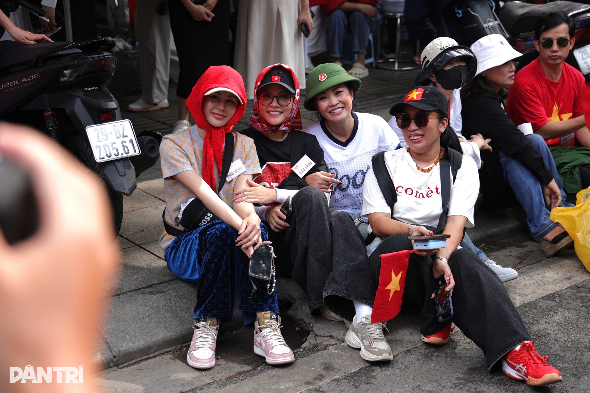 Nghệ sĩ tập A80: Đen Vâu, Hoàng Thuỳ Linh rạng rỡ, Lan Hương U70 vẫn sung - 7